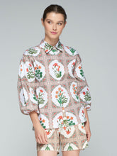 Load image into Gallery viewer, SHIRT MANGA ABULLONADA MOTIVO FLORAL
